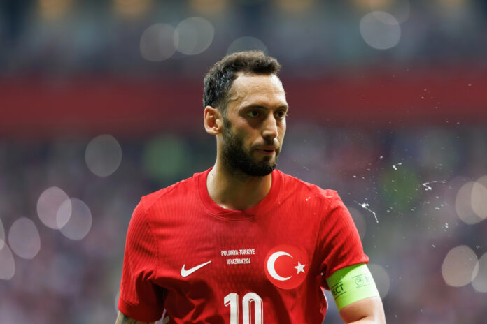 Hakan Calhanoglu durante la partita amichevole tra le squadre nazionali di Polonia e Turchia al PGE Narodowy, Varsavia, Polonia (Maciej Rogowski) — Foto di mrogowski_photography